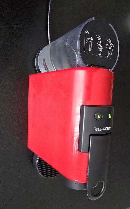 Espressor Nespresso Essenza Mini Ruby Red