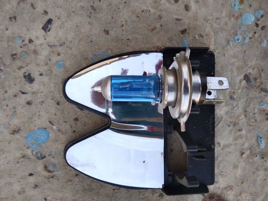 Лампы от фар .1 штук ксеноновый.1 штук  галоген все на 12 вольт