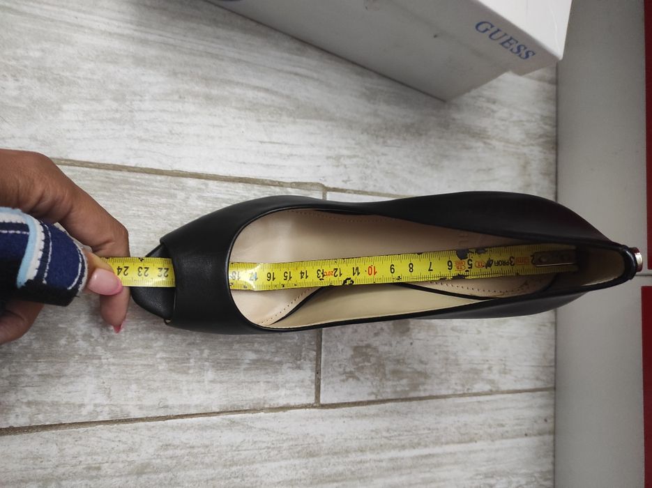 Обувки GUESS с висок ток