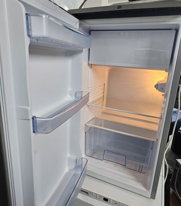 Малък хладилник с фризер