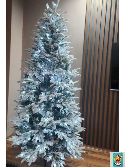 Елха!Супер реалистична коледна елха с вградени лампички по връхчетата.