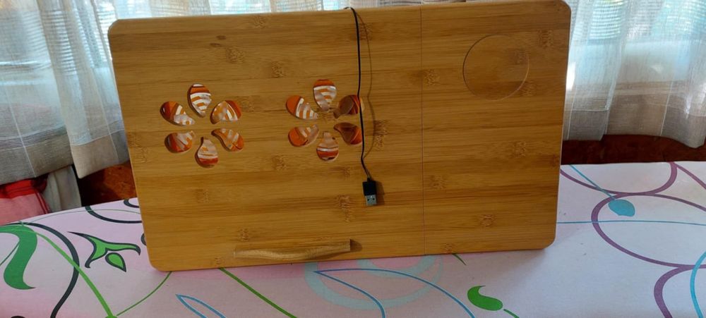 Продавам лаптопна маса