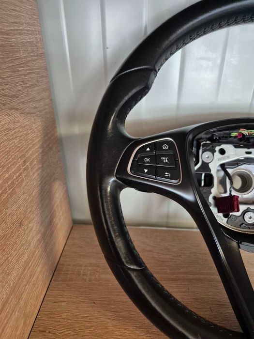 Продавам кожен волан с пера MERCEDES W205 W213 CLA 2015-2019