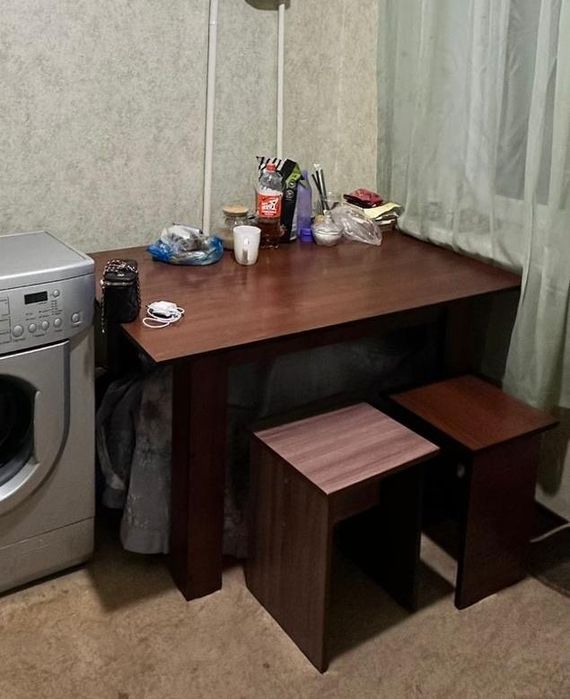 Стол с 4 табуретками