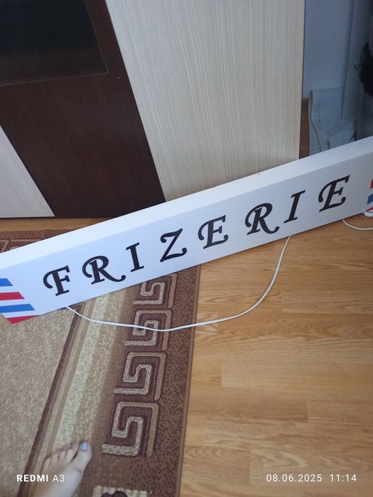 Firma luminoasa "Frizerie"