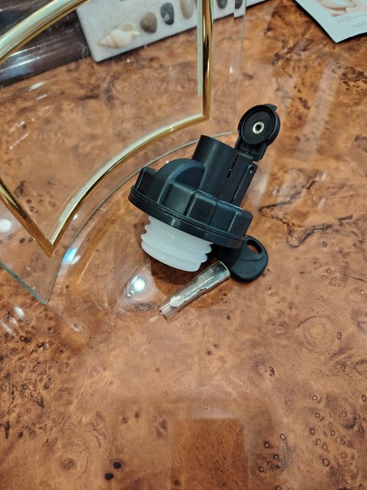 Продам крышку бензобака с ключом