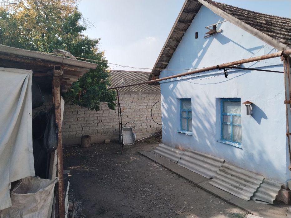 Янгибозорда Уй  сотилади