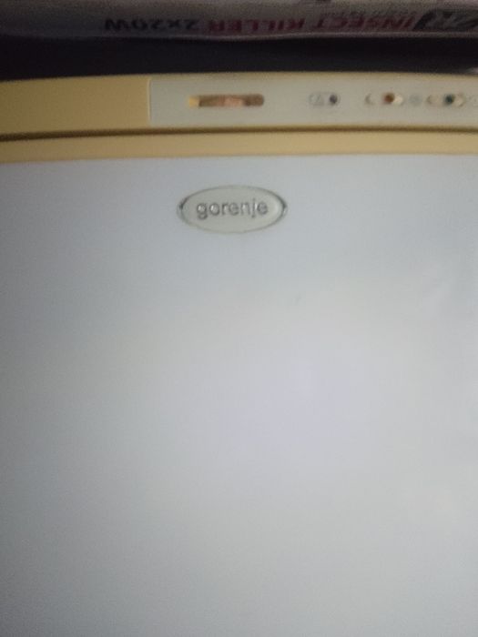 Продавам хладилник с фризер