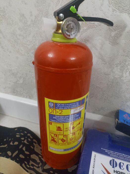 Продам Набор аптечка, огнетушитель, жилеть