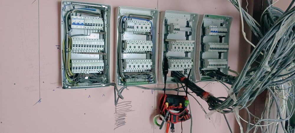 Электрик мантажник