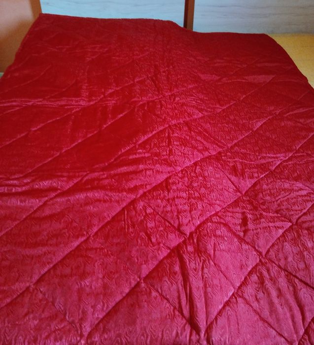 Продавам чисто нова,зимна,двулицева,капитонирана завивка.