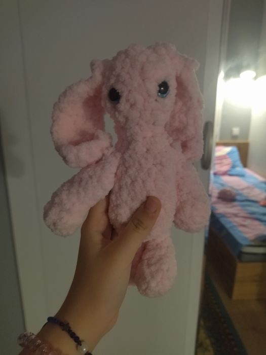 Вязанный игрушечный зайка