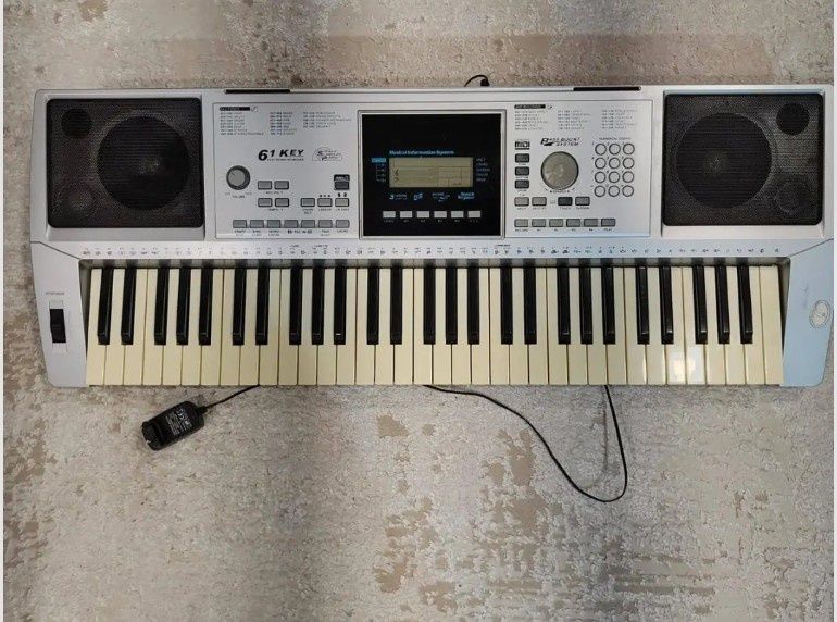 Продам синтезатор