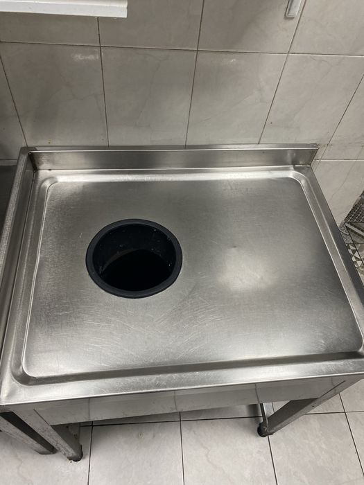 Маса ,база ,неотрално оборудване