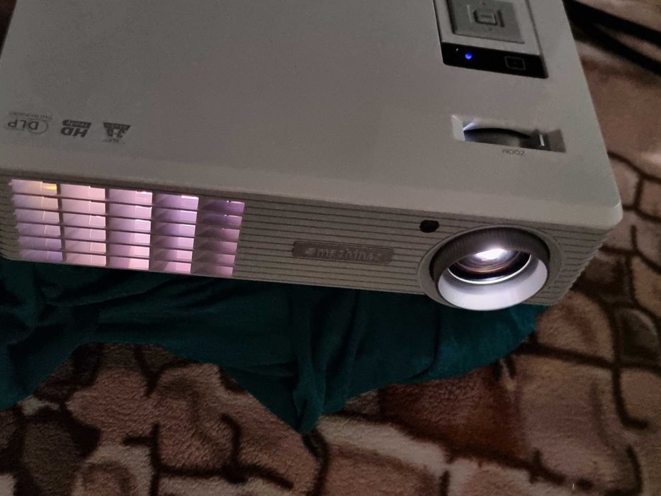 Videoprjiector Emachine700 3D HD pentru Terasă