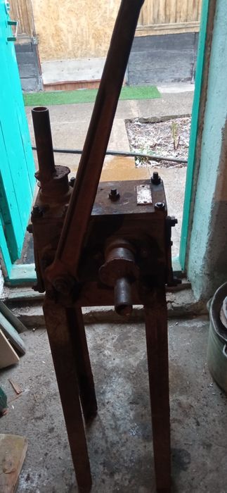 Ручной насос качать салярку.