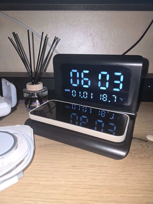Безжично зарядно за телефон/часовник,термометър и USB хъб