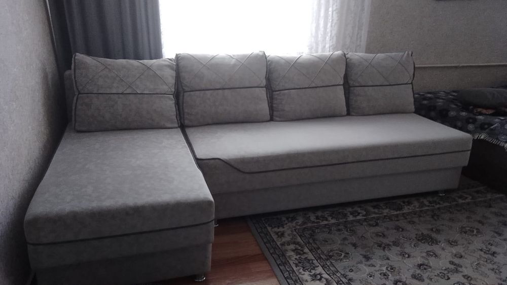 Диван, кровать, шуба, ковер