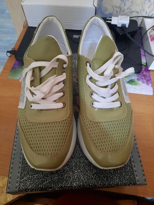 Продам кожаные кроссовки.