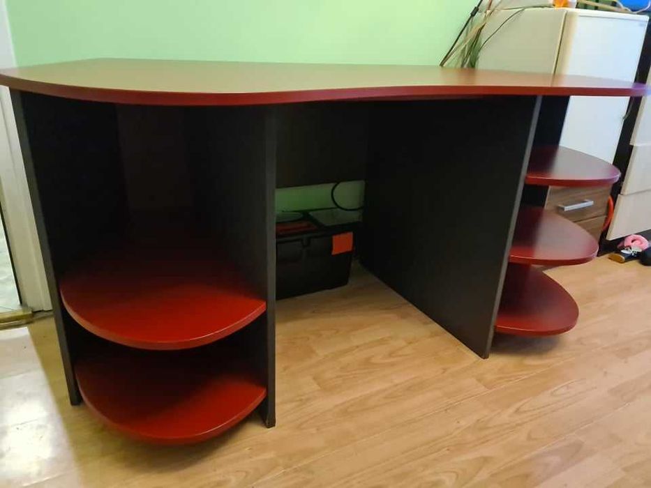 Продавам бюро правено по поръчка