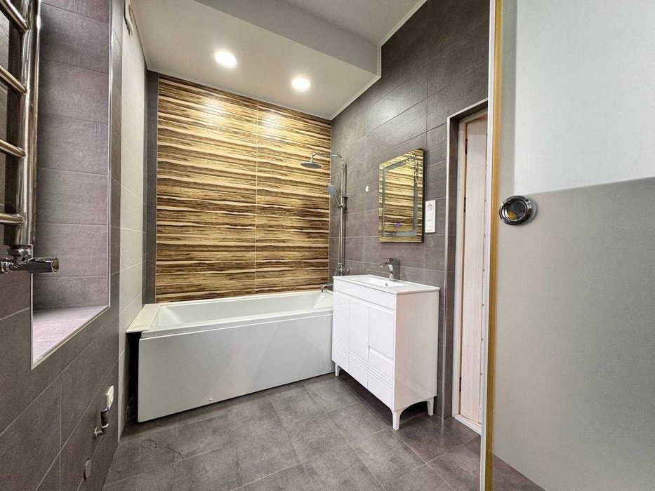 ПРОДАЕТСЯ 4/4/8 НОВОСТРОЙКА  на: Новомосковская