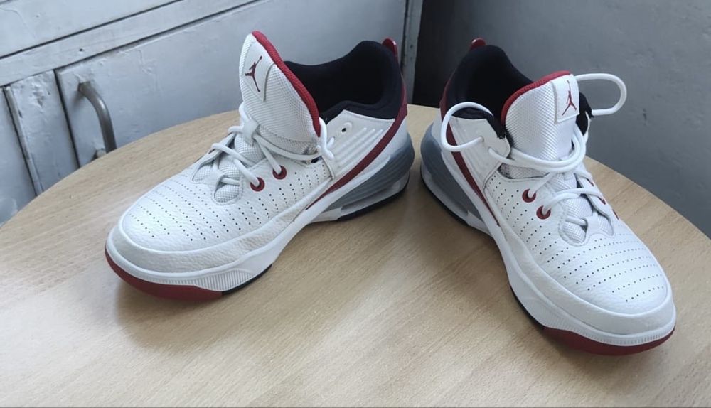 Vand 2 perechi de adidasi Nike Air si o pereche de Jordan