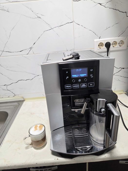Espressor Automat DeLonghi Perfecta Cappuccino Graphic Touch ESAM5700.S Aparat cu Cafea Boabe si cu Cana Lapte