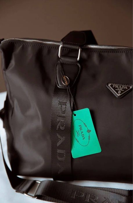 Стилна пътна / спортна чанта Prada, черна