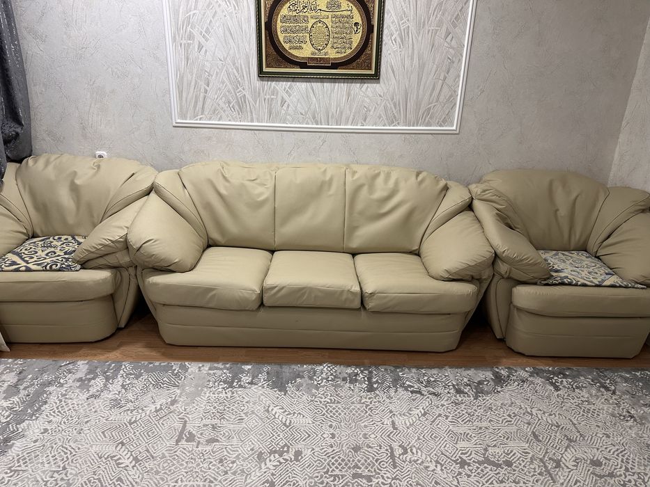 Кожаный диван для гостинной