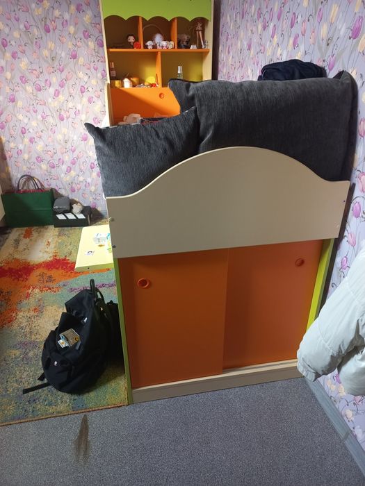 Детская кровать с полками