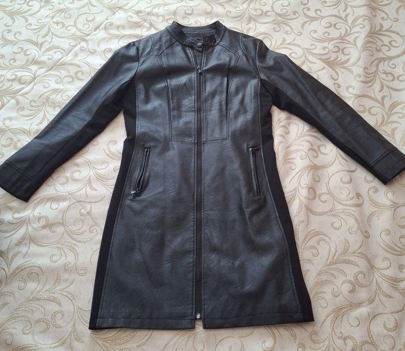 Дамско кожено, вталено манто черно