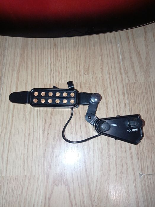 CHITARA ACUSTICA,SUNET CLAR SI FRUMOS,NOUA + HUSA SI Microfon Acustic .Pret - 750 Negociabil .
