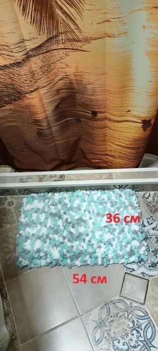 Пухкаво килимче плетено  с пръсти .