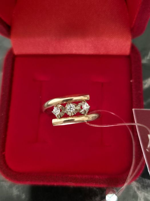 Новое золотое кольцо 18 размера с фианитами