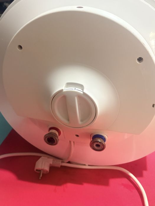 Boiler electrict Bosch Tronic 2000T 80L,2000W. A fost folosit maxim 2 saptamani este ca si nou , nu mai am garantia la el.