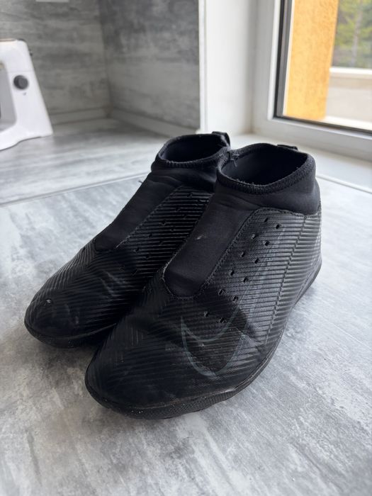 Футболни обувки Nike и Puma.