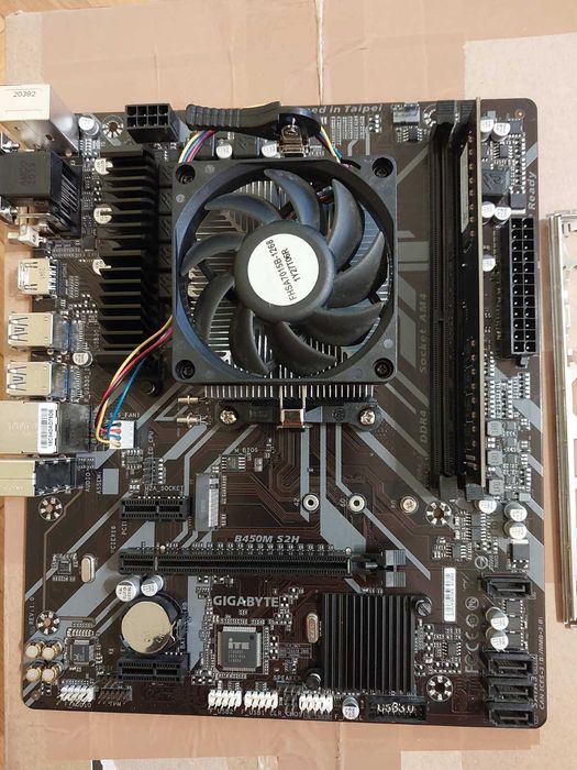 AMD Ryzen 5 3600 + Gigabyte B450M S2H + 16GB 3200Mhz DDR4