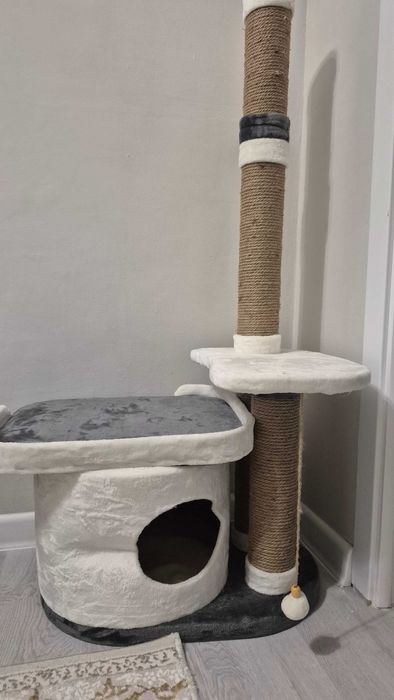 Домик для кошки почти новый