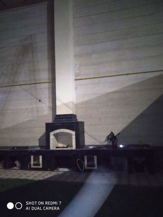 Команда мастеров строит летние кухни, барбекю, очаги