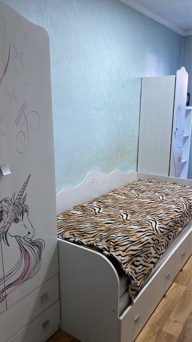 Детская кровать и два шкафа