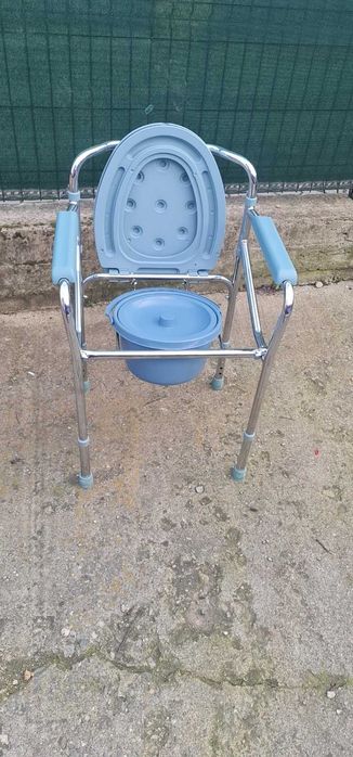 SCAUN CU WC pentru persoane cu dizabilitati.