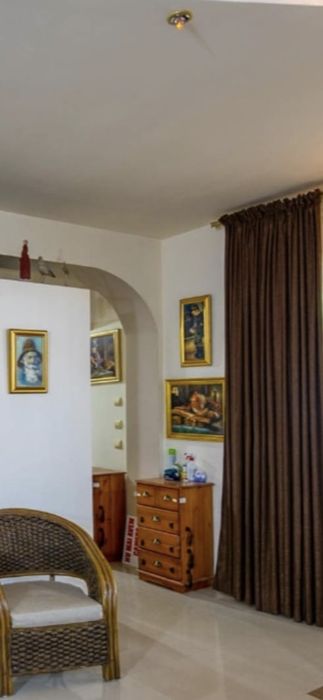 Vilă, pensiune mobilată,utilată. Lângă plajă. 11 camere.