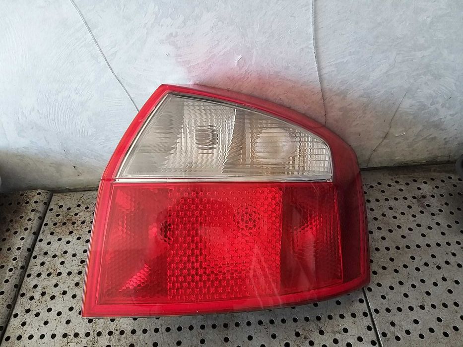 Stop tripla lampa dreapta audi a4 b6 8e scurt 153948
