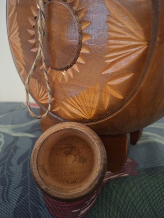 Plosca veche din lemn, cu sticla în interior. Stare impecabila!