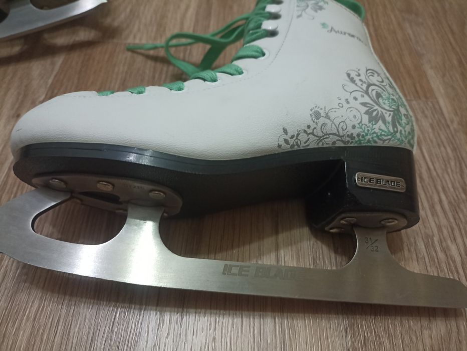 Продам фигурные коньки 32 размер