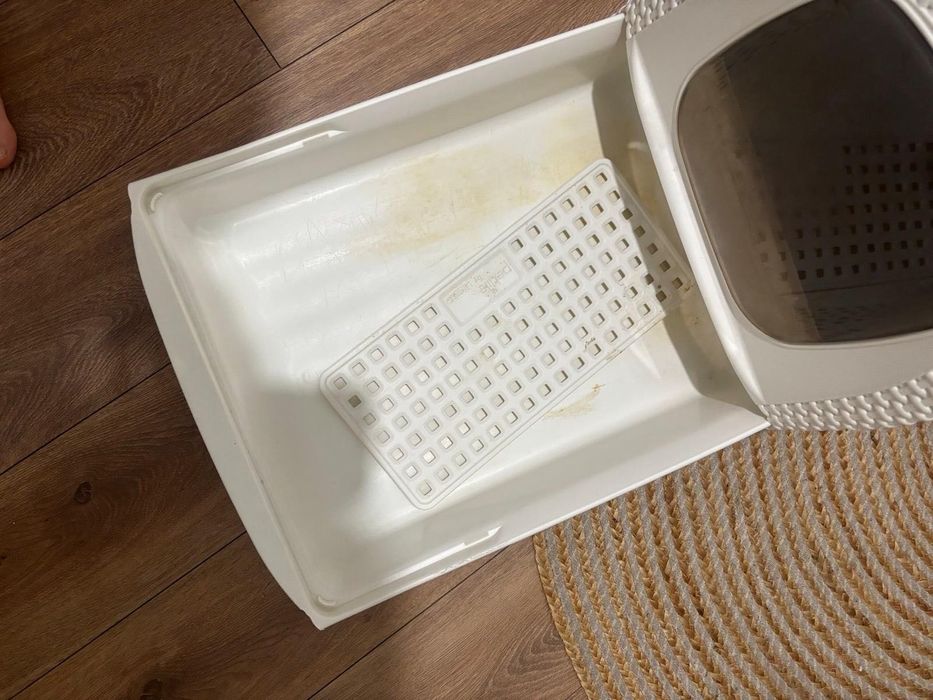 Litiera pisică cu capac+ușa batantă-stare foarte bună-preț negociabil