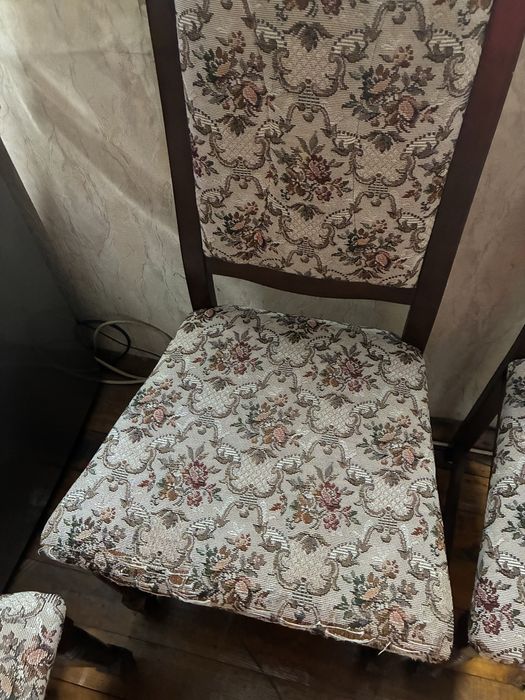 Трапезна маса с четири стола дърво