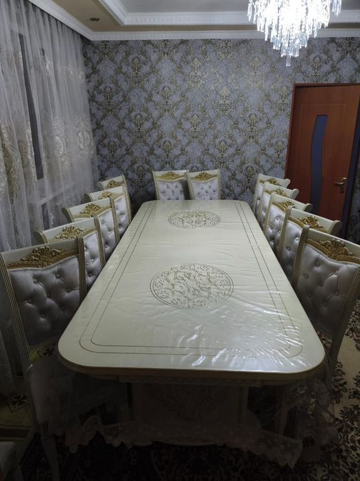 Стол и стулья в отличном состоянии