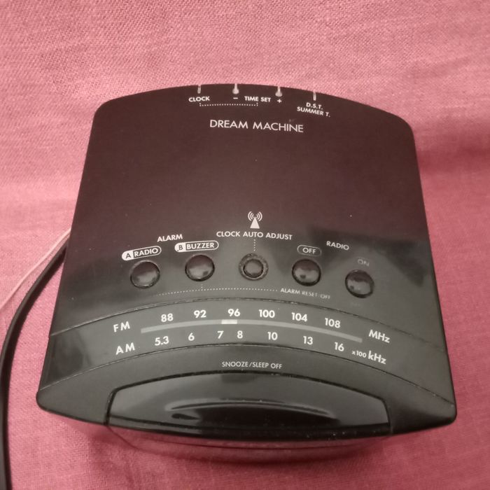Radio cu ceas deșteptător.