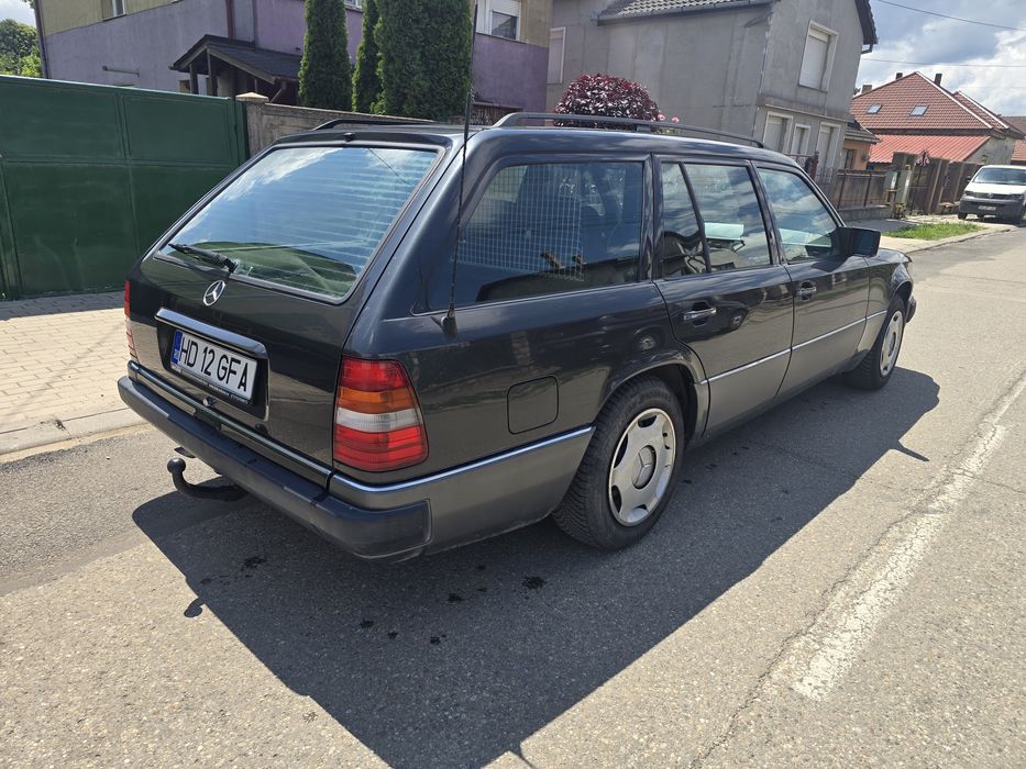 Mercedes E220 W124 T model retro